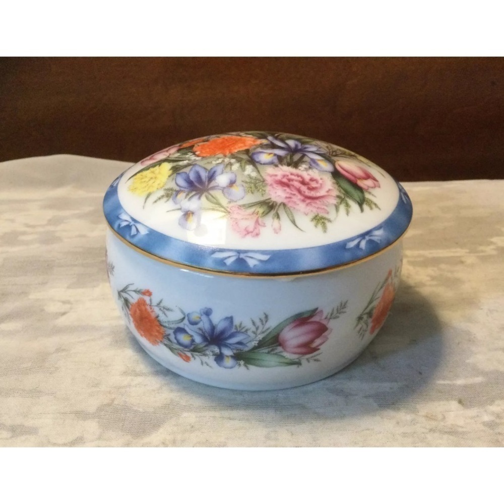 Danbury Mint Floral Enchantment Porcelain Music Box T7